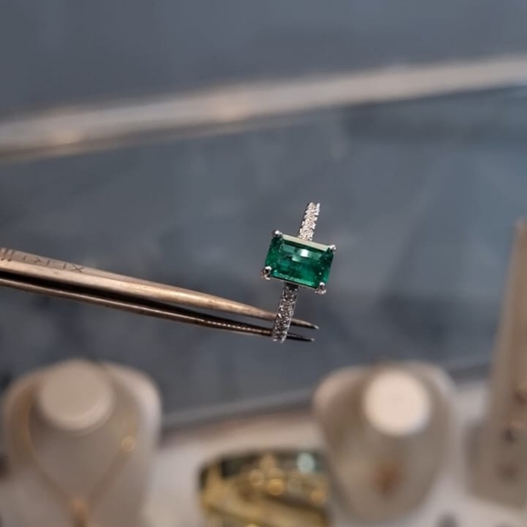 COLOMBIAN EMERALD AND DIAMOND RING 14K WHITE GOLD - Picture 4 of 6